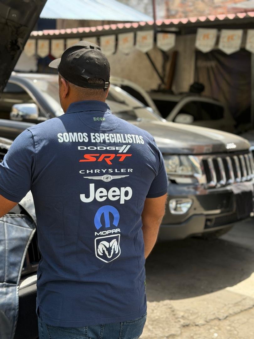 Especialista de Multiservicios Lira Jeep atendiendo vehículos Jeep, Chrysler y Dodge